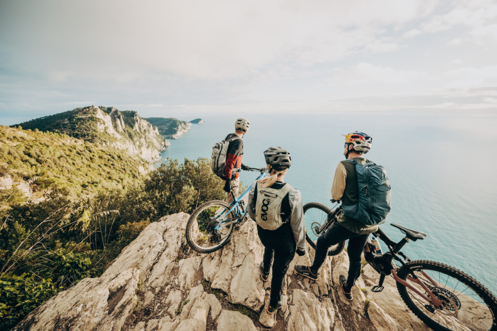 Sail to Trail Mit Wind im Segel und Bikes an Bord machen sich Harald Philipp, drei Freunde und ein Hund auf den Weg, die versteckten Trails der ligurischen Küste zu finden.